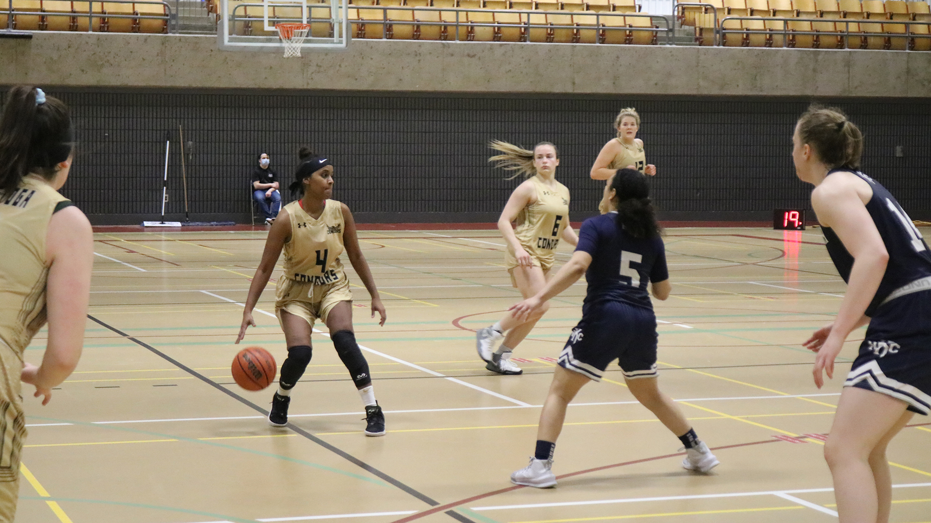 Women's Basketball Splits Games vs Royals